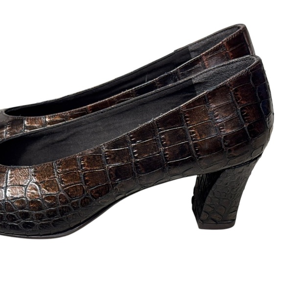 STUART WEITZMAN Women's Dark Brown Croc Leather Tilting Pump Size 7.5 - Picture 10 of 13